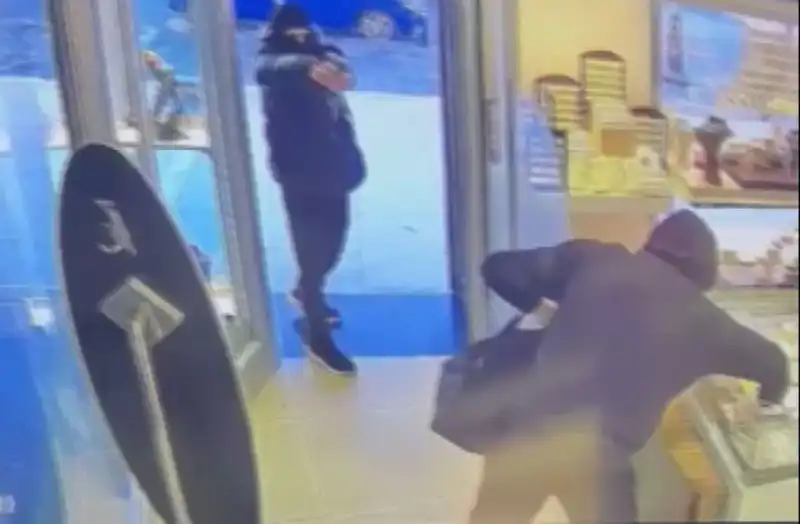 Ümraniye’de Maskeli Soyguncuların Çıldırttığı Anlar: 5 Kişilik Çete!
