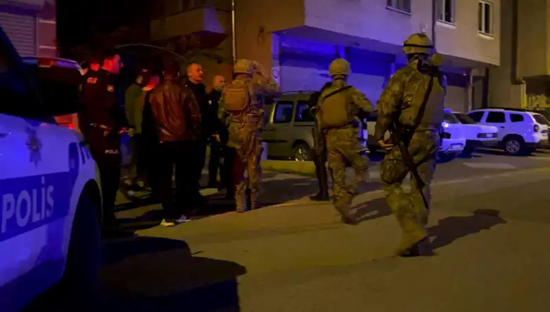Tüfekle Balkondan Ateş Açan Şahıs, Polisin Gelince Kendini Eve Kilitledi