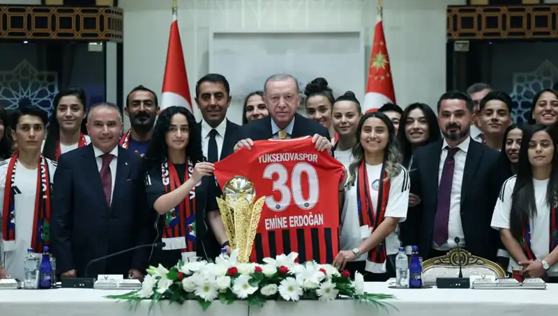 Yüksekovaspor Kadın Futbol Takımı, Cumhurbaşkanı Erdoğan ile Buluştu!