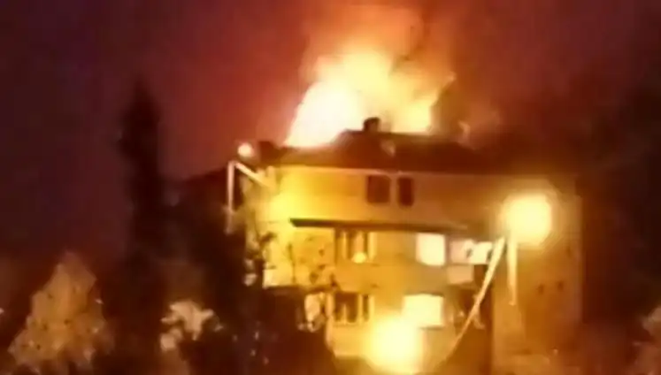 Saman Dolu Çatı Yangını Mahallede Panik Yarattı: Gözler Sokaktaydı!