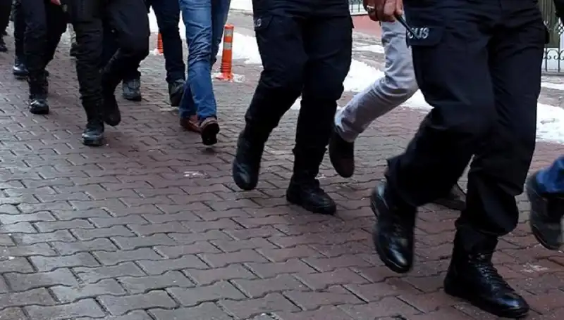 Antalya'da Silah Kaçakçılarına Büyük Operasyon: 10 Gözaltı!