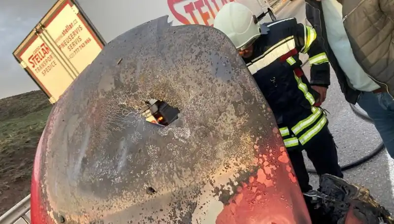 Seyir Halindeki Otomobil Alev Alev Yanarken Korku Dolu Anlar Yaşandı