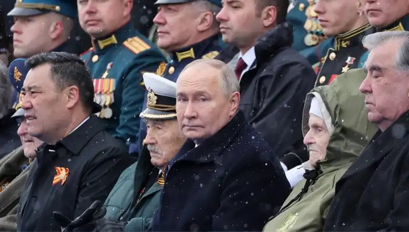 Rus Ordusunun Güçlenmesi: Putin'den Tarihi Genişleme Çağrısı