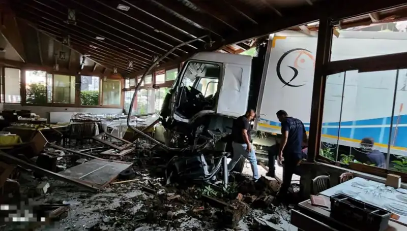 Freni Boşalan Kamyon Korku Dolu Anlar Yaşattı, Restorana Girdi