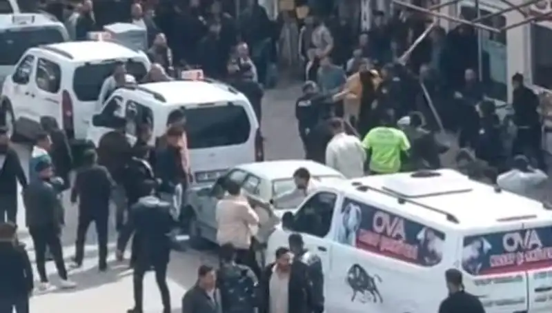 Erciş'te Taşlı Sopalı Kavga: 7 Gözaltı, Olayın Ardındaki Nedeni Keşfedin