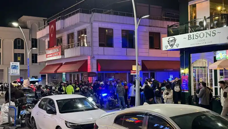 Kafenin Önünde Havaya Ateş Açtı, Sahibine Bıçakla Saldırdı!