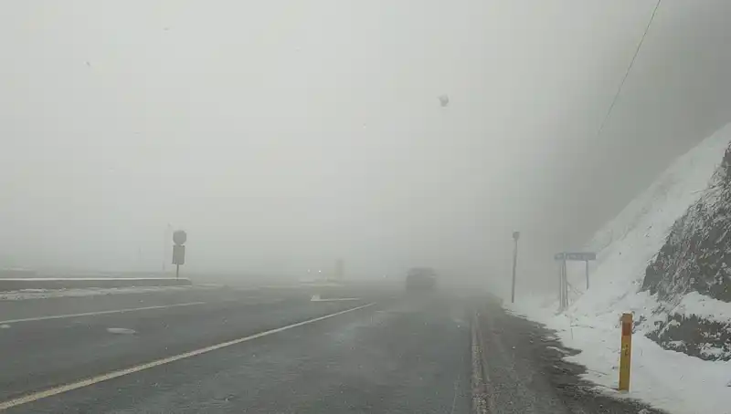 Bolu Dağı'nda Kar ve Sis Engeli: Ulaşımda Büyük Sorunlar Yaşanıyor