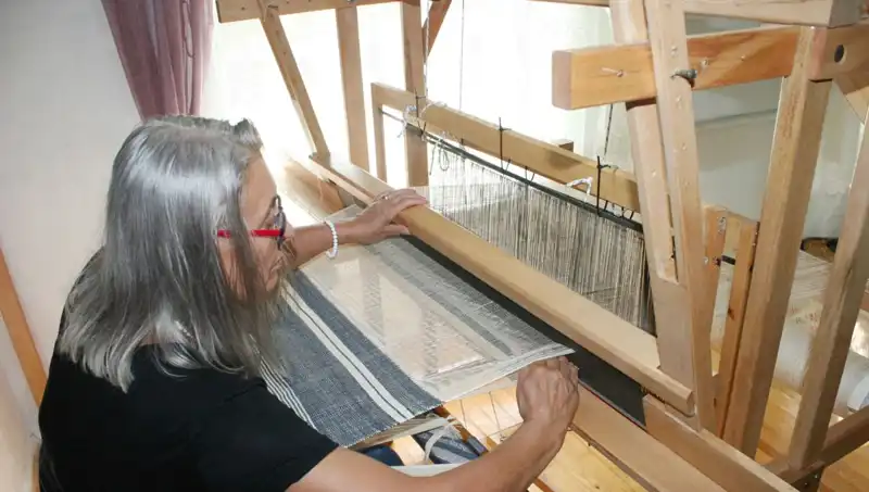 Eski Giysileri Yeniden Hayata Döndüren Eşsiz Sanatçı: İplerle Gelen Yenilik