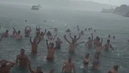 İstanbul'da Yoğun Yağmura Rağmen Bebek'te Deniz Keyfi