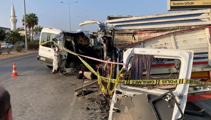 Mersin'de Tatil Yolunda Feci Kaza: Can Kaybı ve Yaralılar!