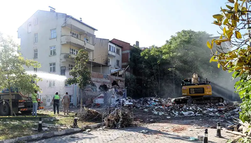 Sındırgı'da Sarsıntılar Devam Ediyor: Artçı Şoklar Hem Endişe Yarattı Hem de Merak Uyandırdı