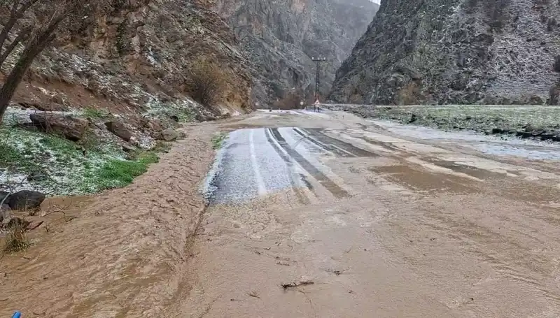 Tunceli’de Dolu ve Sağanak: Şehirde Hayat Felç Oldu!